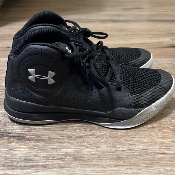 Size 5.5 Under Armour Basketball Shoes - Picture 1 of 2